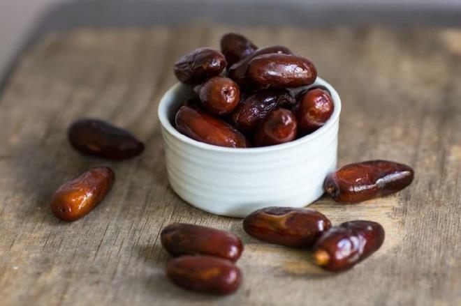 PROTEN VE KARBONHDRAT    Hurma; protein ve karbonhidrat iinde tayan tek meyve olarak da biliniyor. Bu yzde iftar ve sahurda beslenme asndan insanlarn btn ihtiyalarn karlyor.