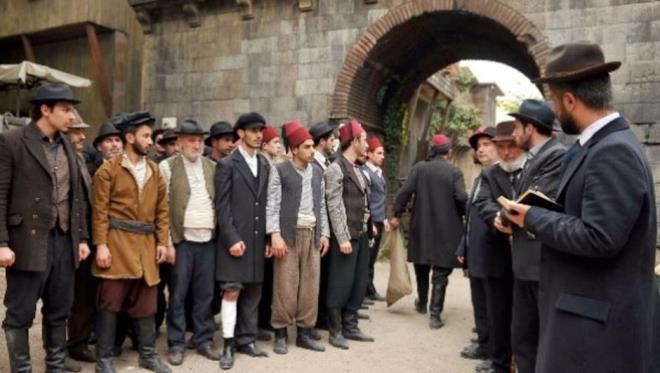 Barollerinde; Blent nal, zlem Conker, Selen ztrk, Akn Aknz, Ezgi Eybolu, Hakan Boyav, Saygn Soysal, Umut Kurt&#8217;un yer alaca dizinin elliye yakn ana kadro oyuncu olmak zere figranlarla birlikte 400 ila 500 kiilik blm oyuncusu rol alyor. Zaman zaman Yeilam&#8217;n usta ve emektar oyuncular da seyirciyle buluuyor. Dizide, 120 kiilik teknik ekip grev yapyor.