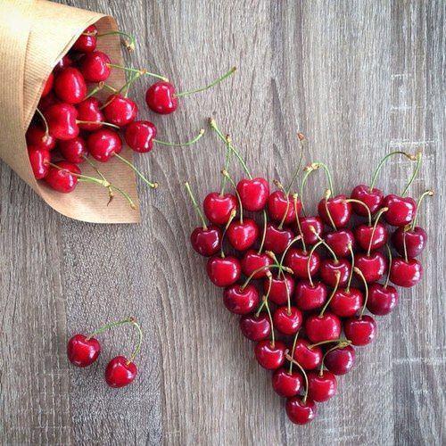 100 gram kiraz 60 kalori ierir. Besin lifi zengini bu meyve kilo vermek isteyenlere tavsiye edilir.