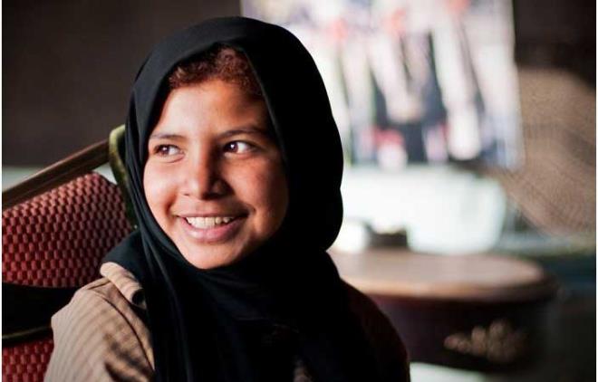 Nujood Ali:10 yanda evlendirildikten sonra einden boanarak kabile geleneini kran ilk kadn.<br>Yemenli Nujood 10 yandayken evlendirilmek zere 30'lu yalardaki   bir adama satld. Ailesinden, kardelerinden koparlp zorla Yemen'in   izbe bir kyne gnderildi. Ei, ailesine Nujood ergenlik ana girene   kadar ona dokunmayacana dair sz vermiti.&nbsp;<br><br>Ancak bu sze sadk   kalnmad. Verdii sz unutan kocas, Nujood'un gen kz olmasn   beklemeden evlendii gece onunla zorla birlikte oldu. Nujood gndzleri   kaynvalidesi tarafndan, geceleri ise kocas tarafndan 2 ay fiziksel   ve duygusal iddete maruz kald.&nbsp;<br><br>Ama pes etmedi ve tm Yemen'e   ve baka memleketlerde ayn kadere mahkm insanlara rnek olacak bir   servene imzasn att. Yaad topraklarda eine benzerine   rastlanmam bir hikyenin bakahraman oldu; kocasndan boanmak iin   gizlice evden kaarak mahkemeye gitti ve yargcn kapsn ald.&nbsp;<br><br>Nujood'un   ailesine ve Yemen geleneklerine meydan okuyuu ve cesareti tm dnyada   yankland. Orta Dou'daki tm gen kzlar iin ilham kayna oldu.