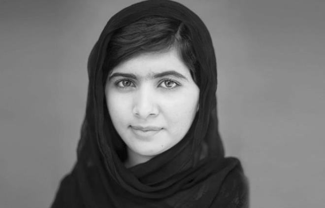 Malala Yousafzai: Pakistanl insan haklar aktivisti<br>Pakistan'da bir okul servisi maskeli ve silahl terristler   tarafndan durduruldu. Araca giren Taliban mensubu bir terrist   "Hanginiz Malala?" diye bard. ocuklar korkudan seslerini karamad.   Ayn terrist <strong>"Sylemezseniz hepinizi vururum. o Allah'a kar geldi. cezalandrlmal"</strong> dedikten sonra yanbanda duran Malala Yusufzay' tand ve bana iki el ate etti.&nbsp;<br><br>Saldrnn Taliban szcs ise yle bir aklama yapt: <strong>"eriat, ocuk bile olsa slam'a kar propaganda yapyorsa ldrlebilir diyor."</strong><br><br>Pakistan&#8217;da   Taliban&#8217;n gl olduu Svat Vadisi&#8217;nde yaayan 1997 doumlu Malala   Yusufzay, 3 yldr blgedeki kzlarn okula gidebilmesi iin mcadele   ediyordu. Yabanc bir gazetecinin <strong>"Daha siyasi haklarn bile yok"</strong> demesi zerine, <strong>&#8220;Evet   ama sokaa kma hakkm var. Okula gitme hakkm var. ark syleme   hakkm var. Eitim hakkm var. Arkadalarmla gezme hakkm var&#8221;</strong> demiti.<br><br>Malala   iyileti. Birlemi Milletler tarafindan her 12 Temmuz'da kutlanmak   uzere Malala Gn ilan edildi. 17 yanda Nobel Bar dl'n kazand.