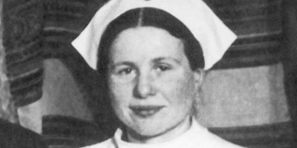 Zira aklnda her daim, tifsten kaybettii babasnn kendisine syledii u son szler vardr: <strong>&#8220;Boulan birisini grrsen, atlayp onu kurtarmay denemelisin, yzme bilmiyor olsan bile.&#8221;</strong><br><br>Sendler,   getto dna kard ocuklara sahte isimler verir ve onlar   Yahudilerin yaamad blgelere yerletirip tehlikeden uzak tutar.<br><br>Sava   sonunda ailelerinin ocuklarna kavuabilmesi iin de; ocuklarn   isimlerini sigara katlarna yazp cam kavanozlara yerletirerek   komusunun elma aacnn dibine gmer.<br><br>Ancak Sendler,   faaliyetleri Gestapo tarafndan fark edilince, tutuklanarak aylarca   ikence grecei Pawiak Hapishanesi&#8217;ne atlr.<br><br>Ne var ki grd tm ikenceye ramen ekibini ele vermez.