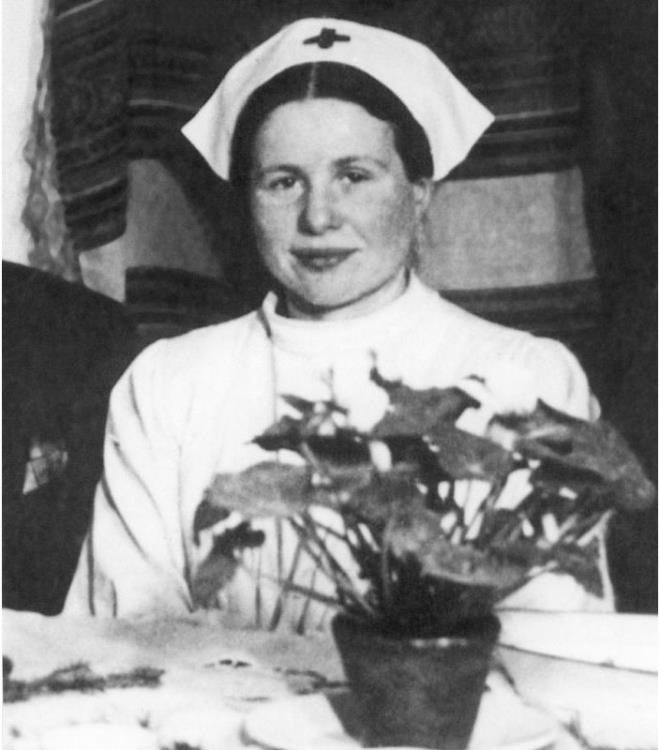 rena Sendlerowa: 2500 Yahudi ocuu Nazilerin elinden kurtard  <p>Salk ocaklarnda hemirelik yapan rena, Varova Gettosu&#8217;ndaki   insanlk dramna seyirci kalamayarak Almanlarn tifs salgn   korkusundan yararlanp, salk kontrol yapmak gerekesiyle gettoya   girip kmaya balar.<br><br>Gettoda yaayan ocuklar oradan gizlice   karmak ve hayatlarn kurtarmak iinse ambulansta sedyenin altndan   srt antalarna, kanalizasyon borularndan yer alt tnellerine, el   arabasndaki uvallardan, bavullara ve hatta ceset torbalarnda   ocuklar tamaya kadar her yolu kullanr.<br><br>rena'nn bu tehlikeli srete karlat bir dier zorluk da, Yahudi ailelerin gvenini kazanmaktr