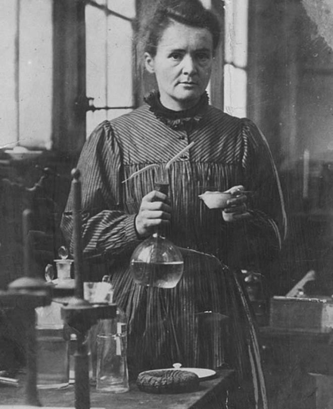 Marie Curie: Radyoaktivite zerine nemli almalar yapan bilim insan ve Nobel dl'n kazanan ilk kadn<p>Radyoaktivite zerine yapt almalarla iki farkl alanda Nobel dl kazanan Marie Curie, uranyumla yapt deneyler sonucu radyoaktiviteyi kefetti. 1903 Nobel Fizik ve 1911 Nobel Kimya dl'n kazand. almalaryla r aan Curie, Nobel dl'n alan ilk kadn, bu dl iki kere alan ilk biliminsan oldu.