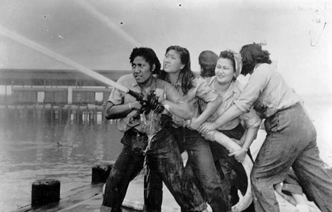 Pearl Harbor savandaki itfaiyeci kadnlar (1941)