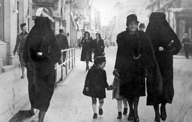 Yahudi komusunu bartsyle koruyan Mslman kadn (1941)