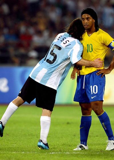 <p><b>LIONEL MESSI</b></p>  ''Ronaldo mu yoksa sen mi diye soranlara, Ronaldinho'nun hala hayatta oldugunu söyleyip konuyu kapatıyorum. ''