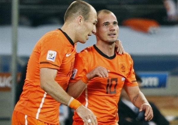 <p><b>WESLEY SNEIJDER</b></p>  ''Hollanda Milli Takımı içinde karar aldık ve Robben'e bildirdik. Sahaya çıktığımızda o kendi topunu getirecek.''