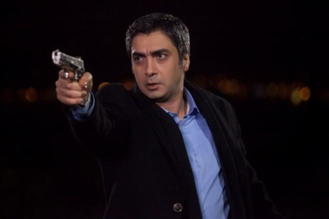 amaz, "Ad stnde vatan. Biz daha nce Kurtlar Vadisi Irak, Filistin gibi ilere imza atmtk. imdi de isimde 'Vatan' diyerek iimizde olan sknty, aslnda yaam olduumuz, ksa dnem ncesinde yaam olduumuz skntlar anlattmz bir film olacak. Kurtlar Vadisi izleyicilerinin heyecanla beklediini bilmekteyiz. Umarm btn Trkiye izler." grn paylat.