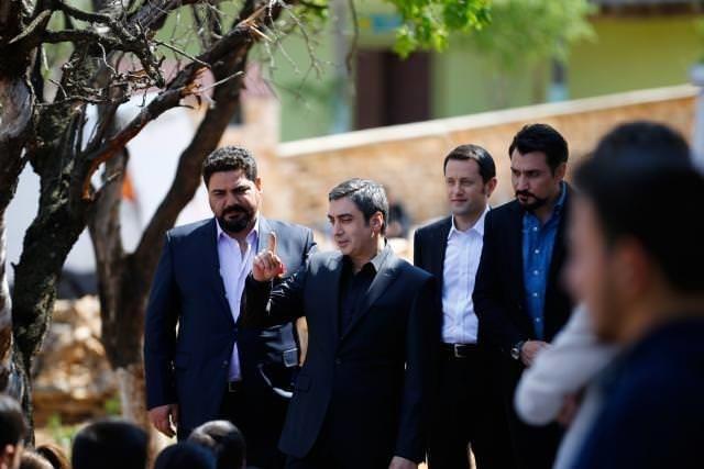 KKTC'de yaad ansn da paylaan amaz, "Benim iin unutulmazdr. Kuzey Kbrs'ta yolda yrrken bir hayranmn babas karma kt. Bana sarld, 'Olumla beraber sizi seyrederdim, gzel bir rutinimizdi. Maalesef onu kaybettikten sonra beni hayata siz baladnz nk her perembe sizi izlediim zaman onu yanmda hissediyorum, umarm diziniz hi bitmez. Gzyalarn tutamyordu, tabii ben de." diye konutu.