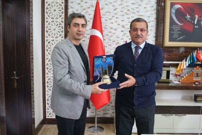 "Kurtlar Vadisi Vatan" sinema filminin Antalya ekimlerinin tamamlanmas zere Necati amaz Antalya Bykehir Belediye Bakan Menderes Trel'e ve Antalya Emniyet Mdr Celal Uzunkaya'ya teekkr etmek iin makamlarn ziyarette bulundu.