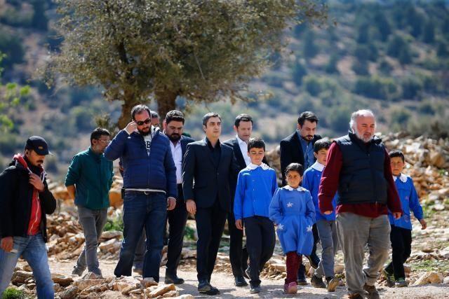 "TANKLARIMIZ MLLETE KARI DEL, YANINDA"    <p>  amaz, filmde kullanlmak zere kamyondan bozma ancak orijinaline benzeyen tank yaptrdklarn belirterek, "Biz aksiyon filmleri ekiyoruz, dizimizde de kullanabiliriz. Eer sa kalrsa tekrar tekrar kullanmay dnyoruz ama sa kalr m bilmiyorum. Bizim Erhan, 'gl'n bile atsa patlatabilir. Tabii tanklarmz millete kar deil, milletin yannda kullanyoruz, hem dizilerimizde hem filmlerimizde hem de gerekte inallah. Kurtlar Vadisi'nin tamamnda en bata millet var." ifadelerini kulland.