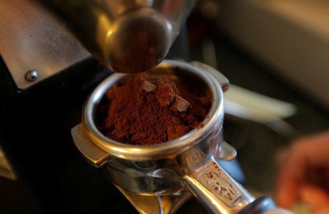 Kahve, yalnzca enerji seviyenizi artrmakla kalmaz, ayn zamanda daha hzl almanza yardmc olur. Kafein beyninize gittiinde, adenosin adl bir bileik bloke olur ve nronlar daha hzl bir oranda serbest braklr.