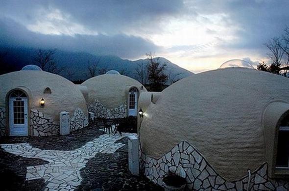 Kap ve pencereler kpklerin arasna yerletirilmi.