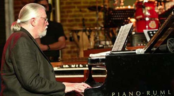 Mzisyen, ses sanats, sunucu    Kii ba yllk kazan: 115.252