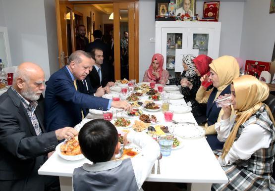 Cumhurbakan Recep Tayyip Erdoan ve ei Emine Erdoan, Fetullah Terr rgt'nn (FET) 15 Temmuz darbe giriimi srasnda ehit olan ehit polislerin ailelerini yine unutmad.