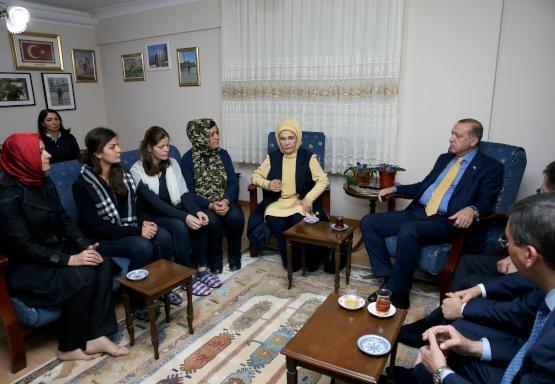 Erdoan, ilk olarak FET'nn 15 Temmuz darbe giriiminde Cumhurbakanl Klliyesi'nde ehit den Cuma Da'n ailesinin evine gitti. ftar burada yapan Erdoan, daha sonra darbe giriimi srasnda zel Harekat Daire Bakanlnn bombalanmas sonucu ehit olan polis memuru Blent Yurtseven'in ailesini ziyaret etti.