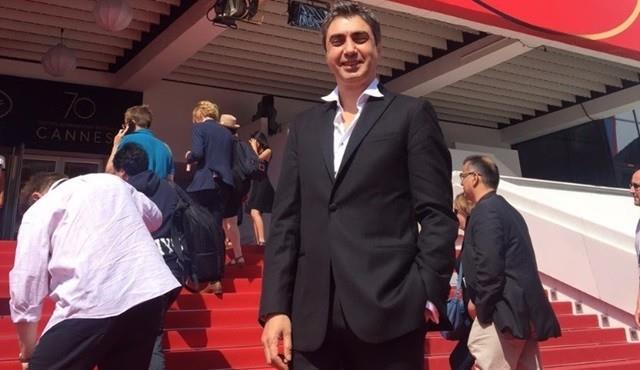 Merakla beklenen Kurtlar Vadisi Vatan filminin sonbaharda vizyona girmesi bekleniyor. Kurtlar Vadisi dizisinin yldz Necati amaz, bu sene 70. Yln kutlayan Cannes Film Festivali&#8217;ne katld. nl Fransz ynetmen Franois Ozon&#8217;un Altn Palmiye dlne aday olan yeni filmi L&#8217;amant Double iin dzenlenen galaya davetli olarak katlan Necati amaz, Cannes&#8217;da hayranlarnn youn ilgisiyle karlat.