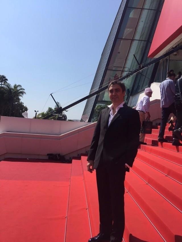 Bu ylki festivalde &#8220;en iyi erkek oyuncu dl&#8221;n kazanan Joaquin Phoenix&#8217;in barolde olduu filmin gsteriminde Ortadou Basn&#8217;na konuan amaz, &#8220;Cannes Film Festivali&#8217;nde yaran filmleri izlemek ve eitli toplantlara katlmak iin geldim. imdi de Kurtlar Vadisi Vatan filmimizin almalarna devam etmek zere stanbul&#8217;a dneceim.&#8221; diye konutu.