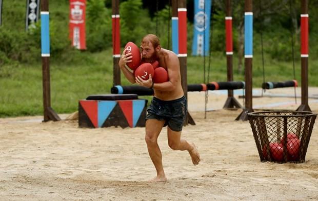 Sinema filmleri ve TV dizilerinin yan sra reklamlarda da rol almaktadr. Ayrca 2009 ylnda "Aksn Sen" adl albmn karmtr.