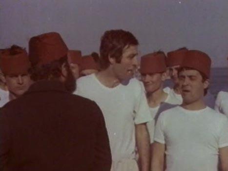 ST KARDELER  -ABAN VE RAMAZAN DAHL GEMDEK TM ASKERLER SIRAYA GRYOR. NDEN EKMLERDE ABAN'IN SOLUNDA RAMAZAN VAR. AMA ABAN'I ARKADAN GRDMZDE SOLUNDAK BAKA BRNN KAFASI.