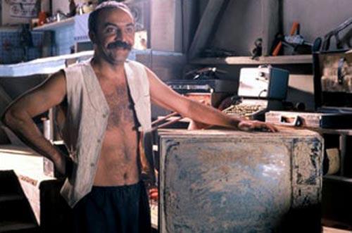 VZONTELE-  DEL EMN, TV'Y GMERKEN TV'NN STNDE TOPRAK BR TEPE OLUUYOR. ANCAK BR SONRAK EKMDE TV'NN ST ESK HALNE DNYOR.