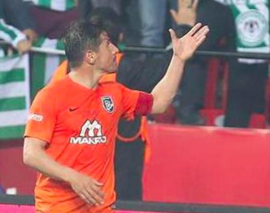 Ziraat Trkiye Kupas final mann ilk devresine tribnlerde yaanan olaylar damga vurdu. Sahaya atlan mealeler nedeniyle srekli duran man son saniyelerinde Emre Belzolu da taraftarlardan nasibini ald.