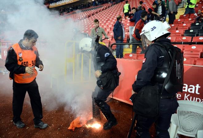 BAAKEHR tribnlerinde olay kt. 90 dakika ncesinde Medipol Baakehir taraftarlarna ayrlan blmde tatsz olaylar yaand.
