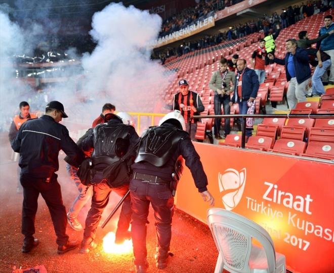 Kale arkasnda kalan tribnn st tarafnda bulunan taraftarlar aada bulunan taraftarlarn olduu blme su ve patlayc madde att. Aile ve ok sayda ocuun bulunduu blme atlan yabanc maddeler taraftarlar arasnda gerginlik yaratt.