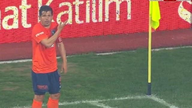 Ziraat Trkiye Kupas final mann ilk yars yaanan tribn olaylarnn glgesinde sona erdi. Mcadelenin son dakikalarnda korner kullanmak iin ke gnderine giden tecrbeli futbolcuya yabanc maddeler atld.