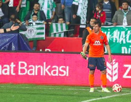 Korner kullanmak iin ke gnderine giden tecrbeli futbolcuya yabanc maddeler atld. Ne olduunu anlamayan Baakehir'in kaptan Konyasporlu taraftarlara 'Deli misiniz?' anlamna gelen bir hareket yapt.