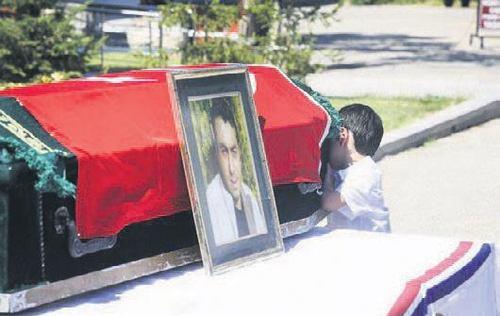 Cumhurbakan, danmanlarna Klliye'de bulunan zel futbol sahasnda Ahmet Yavuz, kendi torunlar ve dier bakanlarn ocuklaryla ortak bir ma ayarlanmas iin talimat verdi. Kk Yavuz ile yakndan ilgilenen Cumhurbakan, "Bak ben bir gece anszn gelebilirim dememi miydi, ite geldim, yanndaym. Senin her zaman yannda olacaz devletim adna bir szdr bu..." dedi.