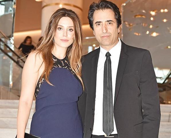 Mahsun K�rm�z�g�l, e�i Ece Binay ve minik k�zlar� Lavin'le birlikte ge�ti�imiz ak�am Levent'te bir restoranda ak�am yeme�i yerken g�r�nt�lendiler.