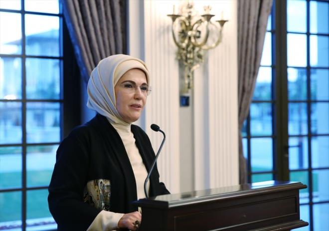 Aile ve Sosyal Politikalar Bakan Fatma Betl Sayan Kaya'nn da bir konuma yapt programda, ocuklar ve genler sz alarak, duygu ve dncelerini dile getirdi.<br>    Emine Erdoan, davetlilere gnn ansna hediyeler verdi.