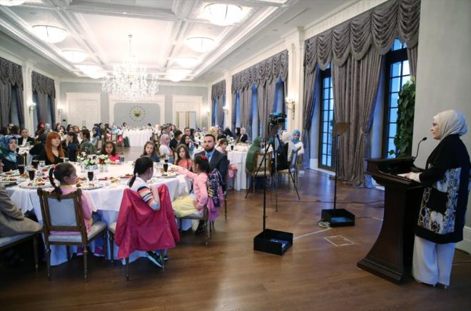 Devlet korumas altndaki genlerle ilgilenen kurum ve kurulularn yetkililerine de seslenen Erdoan, "Hepimizin hayat ocuklar ve genler iin bir aynadr. Hepsi birbirinden kymetli bu deerli cevherleri en gzel ekilde ilemek, tarihi, kltr ve deerleriyle bark bir nesil yetitirmek hepimizin boynunun borcudur" dedi.