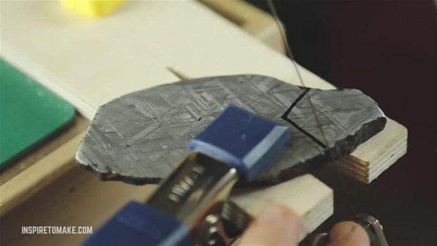 Sat�n ald��� metor par�as�n� kesip bi�ip �ekillendiren adam, i�in sonunda herkesi kendine hayran b�rakt�.