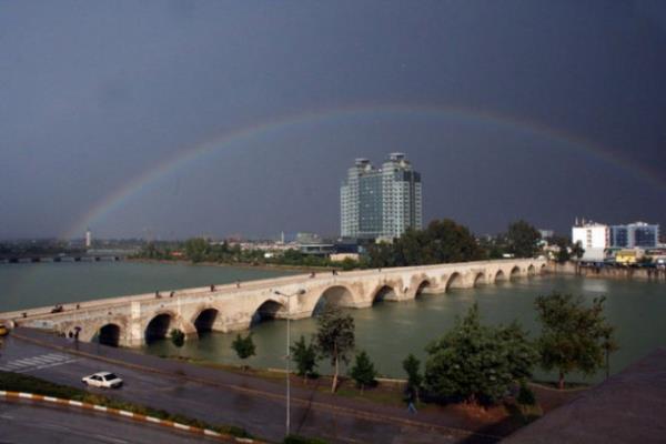 Kprnn her iki giriinde <b>"Kale Kaps"</b> denilen 2 ta kaps bulunuyor. Hl kullanmda olan dnyann en eski kprs, tf ta, mermer ve spolien malzeme kullanlarak ina edildi.  <p>zellikle kprnn dou tarafnn, ilk yapld dnemin zelliklerini koruduu belirtildi.</p>