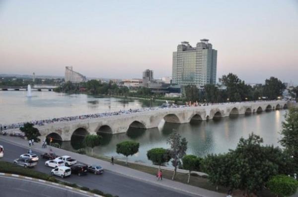 <p><b>OSMANLI'DA ONARILDI </b></p>    Takpr, Seyhan Nehri zerinde Adana merkez ileleri Seyhan ile Yreir'i birletiriyor.