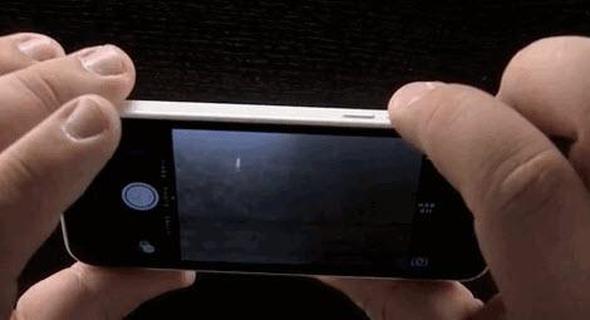 Bunun d���nda kamera modundayken iPhone'un ses a�ma kapama butonlar�yla da foto�raf makinesi kullan�r gibi foto�raf �ekebilirsiniz.