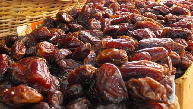 5. Depresyondan koruyor<br>  Hurma gnmzde ska karlalan stres ve stres tabanl hastalklarn nlenmesinde de fayda salyor. Yaplan almalar hurmada yksek miktarda bulunan B6 vitamini ve magnezyumun sinir sistemini glendirdiini gstermi. Bu ieriiyle amzn nemli sorunlarndan olan depresyonun nlenmesinde ve tedavi srecinde de yardmc oluyor.