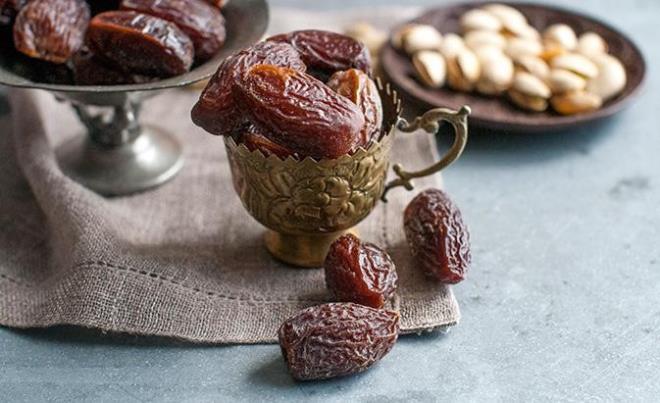 2. Cildi gzelletiriyor<br>  Hurmann antioksidan ierii hcrelerin yenilenmesini salyor. Bu sayede dokusu yenilenen cilt daha gen bir grnme kavuuyor. B vitamininden de zengin olan hurma, bu zelliiyle cilt zerinde oluan tahri ve yaralarn hzla iyilemesinde yararl oluyor. Cildin ihtiyac olan nemi de salayarak daha elastiki bir yapya sahip olmasna katkda bulunuyor.