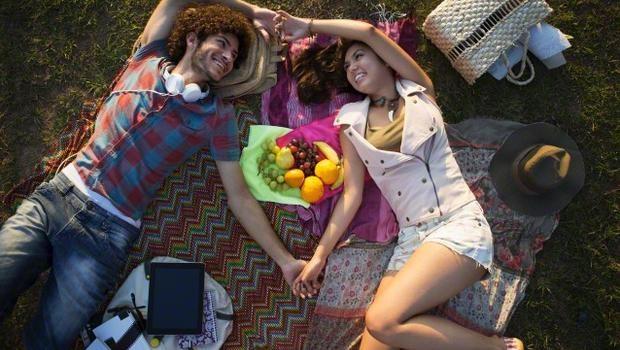 Yemek ve mutluluk aras�nda bilimsel olarak kan�tlanm�� bir ili�ki oldu�unu s�yleyen Beslenme ve Diyet Uzman� �isem G�nd�z, serotonin hormonunu y�kselterek mutluluk seviyesini art�ran 5 besini ��yle s�ralad�: