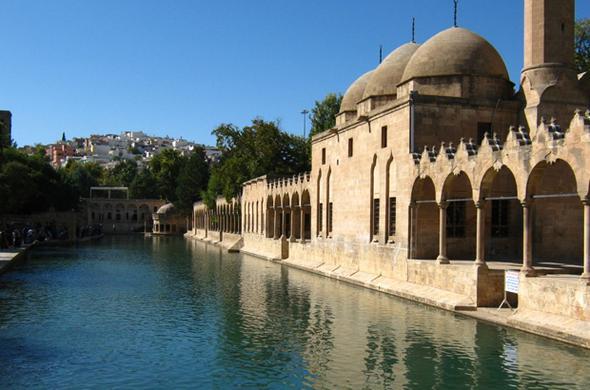 T�rkiye �statistik Kurumu (T��K) Diyarbak�r B�lge M�d�rl���nden al�nan verilere g�re, T�rkiye n�fusunun ortanca ya�� y�kseldi. 2015 y�l�nda 31 olan ortanca ya�, 2016 y�l�nda �nceki y�la g�re art�� g�stererek 31,4 oldu. Ortanca ya� erkeklerde 30,8 iken, kad�nlarda 32 olarak ger�ekle�ti.