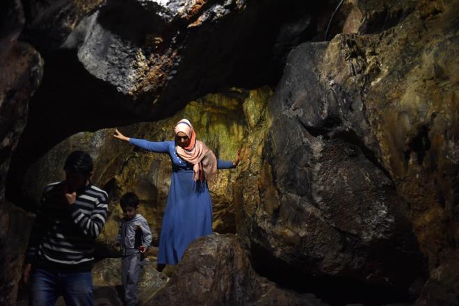 badetlerini srdrmek ve putlara tapmamak iin dnemin hkmdar Dakyanus'un zulmnden kaan Yemliha, Mekselina, Mislina, Mernu, Debernu, azenu ve Kefetatayyu'un sndklar bu maarada 309 yl uyuduklar rivayet edilirken, kpekleri Ktmir'in de bu sre zarfnda gruba elik ettiine inanlyor.