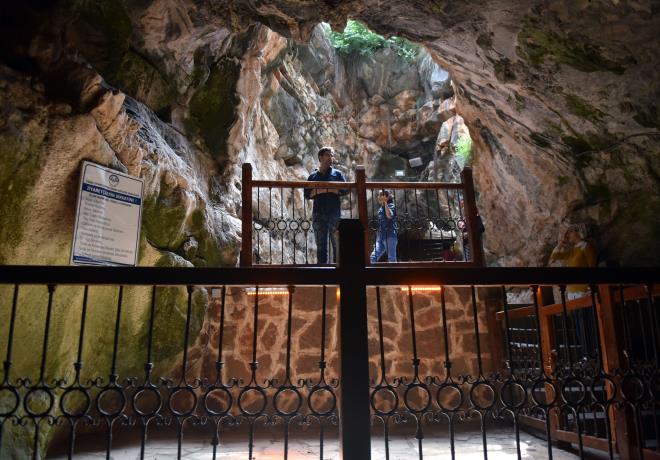 Kur'an- Kerim'de Kehf Suresi'nde bahsi geen ve tm dnyada "Yedi Uyurlar Maaras" olarak bilinen maarann tam nerede bulunduuyla ilgili kesin bilgi bulunmuyor.