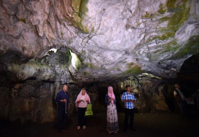 Ziyaretiler, Ashab- Kehf Maaras'nda, 7 gencin uyuduuna inanlan blmeleri gezip dua ediyor. Baz ziyaretiler de ibadetlerini, maarann zerindeki mescitte namaz klarak gerekletiriyor.