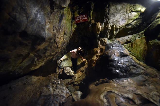 Putlara tapmay reddederek dnemin hkmdarndan kap sndklar maarada 309 yl uyuduklar rivayet edilen 7 gencin hikayesinin getii yer olduuna inanlan Mersin'in Tarsus ilesindeki Ashab- Kehf Maaras, ramazan aynda ziyaretilerin ilgisini ekiyor.