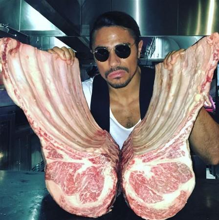 Daha nce Bentley marka otomobil, Zincirlikuyu'daki lks bir rezidanstan daire, Bodrum'dan da villa alan nl iletmeci, son olarak 330 bin TL'ye ald saatle gndeme gelmiti.