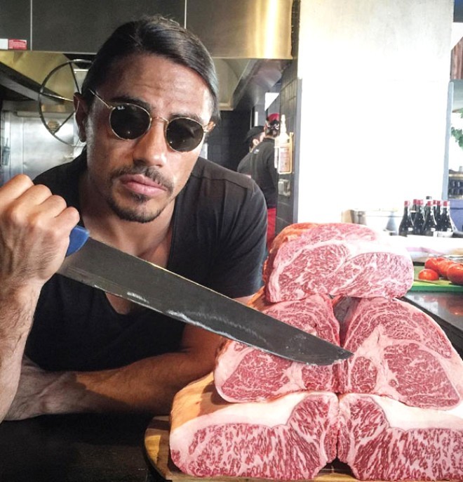 Sosyal medyann gc Nusret ile bir kez daha ortaya kt. Tuz dkme videosunun paylamasndan sonra dnyaca nlenen Nusret yeni otomobil ald. Birok nlnn tuz dkme videosu paylat Nusret, nne n katmaya devam ediyor.