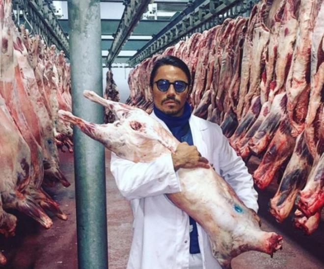  hayatndaki baars kadar, sosyal medyada yapt paylamlarla da konuulan ve n Trkiye snrlarn aan Nusret Gke yine kendini dllendirdi.